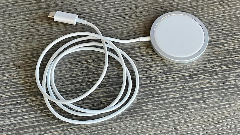 Apple kablosuz şarj cihazı MagSafe modeli